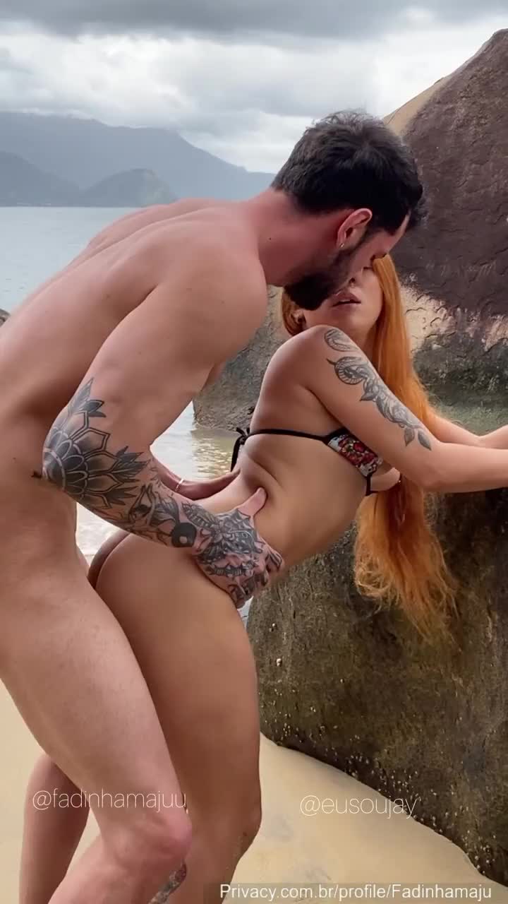 Pareja teniendo sexo al aire libre en la playa - Otubex